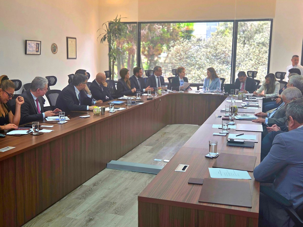 ACHC_Col's tweet photo. La Junta Directiva de la ACHC se reunió hoy con @MinSaludCol  @AnaVesga_G quien  presentó al gremio los planes del gobierno nacional para el sector, especialmente el plan de choque en salud. Los directivos del sector prestador de entidades públicas, privadas, mixtas, de servicios domiciliarios y ambulatorios, presentaron sus propuestas y preocupaciones frente a la necesidad de garantizar el flujo corriente para la atención de los usuarios y la remuneración al talento humano en salud, así como asuntos normativos de expedita revisión  y  otros temas de la estructura del sistema.