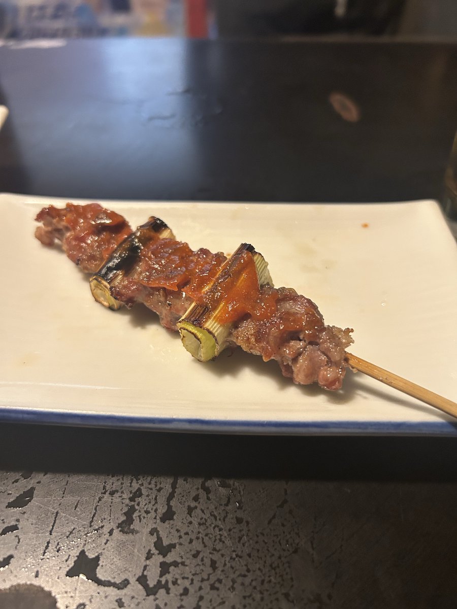 tebiyama's tweet photo. おはようございます。シルバーウィーク明け、本日から営業再開。連休は少し足を伸ばして埼玉まで行ってきました。埼玉の東松山の焼き鳥。焼き鳥と言っても豚のカシラ肉に串を打ったもの。本当に美味しかった。その地域の美味しいものを食べるのは旅行の醍醐味。うちの鰹節もそうありたいと思いました。 https://t.co/QzvGeg6FeL