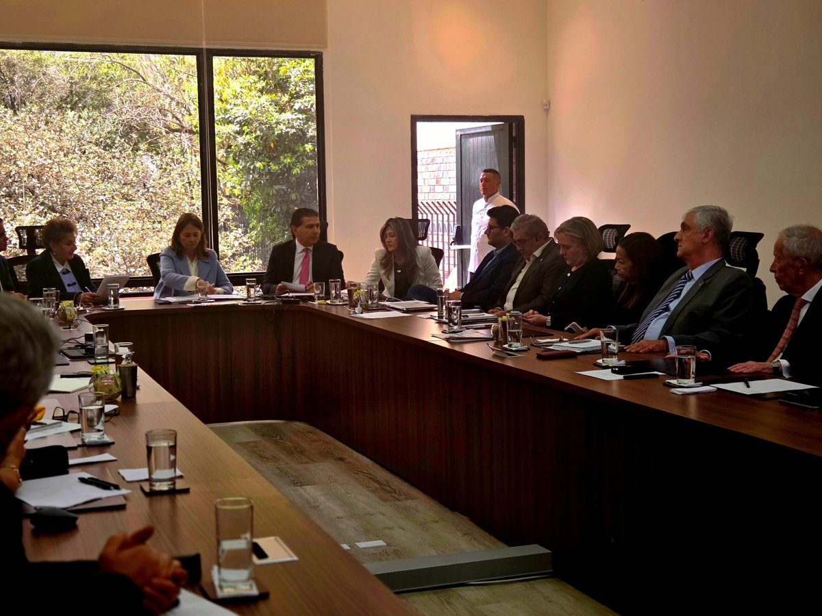 ACHC_Col's tweet photo. La Junta Directiva de la ACHC se reunió hoy con @MinSaludCol  @AnaVesga_G quien  presentó al gremio los planes del gobierno nacional para el sector, especialmente el plan de choque en salud. Los directivos del sector prestador de entidades públicas, privadas, mixtas, de servicios domiciliarios y ambulatorios, presentaron sus propuestas y preocupaciones frente a la necesidad de garantizar el flujo corriente para la atención de los usuarios y la remuneración al talento humano en salud, así como asuntos normativos de expedita revisión  y  otros temas de la estructura del sistema.