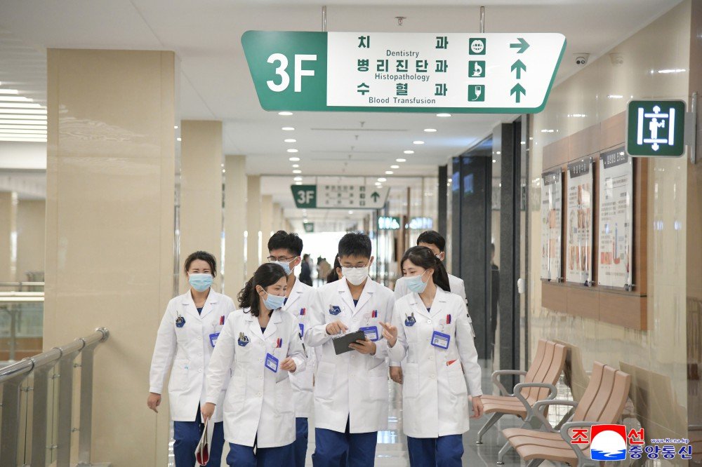 DPRKArabic's tweet photo. 🚩 مستشفى بيونغ يانغ العام… جوهرة طبية على ضفاف نهر تايدونغ!
🏥 أقسام متطورة: تصوير، طوارئ، جراحة، رعاية مركزة… وغرف ذكية تراقب المرضى!
👑 كيم جونغ أون: «صرح يرمز لبداية الثورة الصحية».
💪 آلاف العمليات… وعشرات الأطباء الجدد!
🇰🇵 عاشت كوريا!
#DPRK #كوريا_الشمالية https://t.co/bMYNKbwrVT