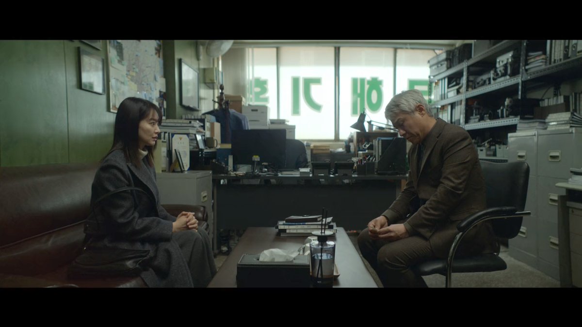 TinTonTheater's tweet photo. 韓国ドラマ『悪縁』第4話。
廃ビルには、ジェヨンとボムジュンがいたのか。
二人がどういう関係なのかは不明だけど、
廃ビルに放火したのは借金取りの仕業じゃないな。

・重度のやけどを負ったのはボムジュンだった
・消防士が焼け焦げた物体を見て「なんだこれは…」と言ったのがジェヨンの遺体？
・ボムジュンがジェヨンのふりをするのはなぜか？
・ジュヨンは高校生のときに集団暴行に遭う。その主犯がジェヨンだった（二人は恋人同士だった？）
・集団暴行事件に関わったやつは、ジェヨン以外死亡している。首謀者のユジョンはサンフンに殺された
・ジュヨンは、ボムジュンがジェヨンのふりをしていることに気づいていない

ジュヨンがジェヨン（ボムジュン）に、
復讐を果たす展開になるんだろうな～。
ボムジュンがジェヨンのふりをしていたことに、
ジュヨンはどのタイミングで気づくんだろう。
ボムジュンとギルリョンがグルなのは確定として、
ギルリョンはどこで何をしているんだ？
廃ビルにはいなかったみたいだけど…。
興信所の代表もいいキャラだった。
今後の展開にどう関わってくるのか楽しみ。
