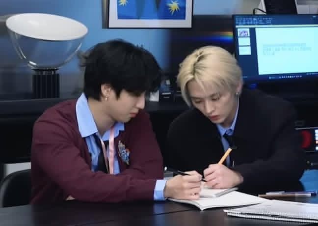 RipFromis_9's tweet photo. #minsung au ||  Heated Rivalry 📑

Onde Jisung e Minho são colegas de trabalho que vivem em uma competição e em implicância até fora do serviço.

Ou

Eles sabiam que todas aquelas briguinhas eram apenas flertes disfarçados, só não tinham coragem de agir. https://t.co/MZCpdptIJ7