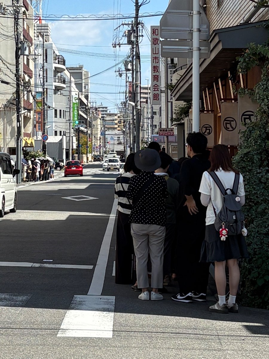 SarutoT's tweet photo. 大十バスの後は海南駅から #和歌山バス で #ブラクリ丁 へラーメン食べに。県庁所在地の都心部でありながら、40年くらい時が止まったようなアーケード街と、人の疎らさに中心市街地活性化の現実の厳しさをみました。そんな中、和歌山ラーメンのお店の前だけはどこも行列。ラーメンの力は凄い。 https://t.co/kkbaJ5jYhU