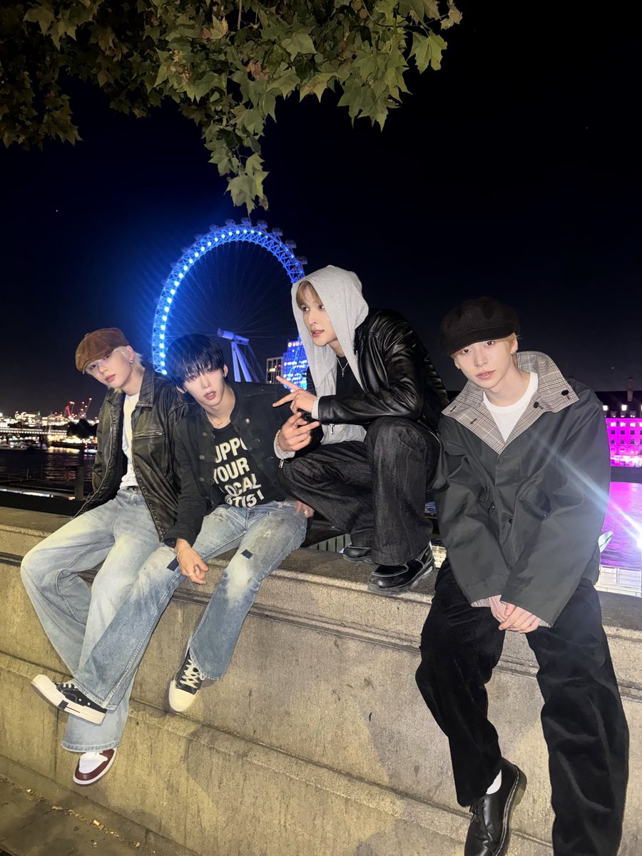 _AMPERSANDONE_'s tweet photo. London cool guys✨

#앰퍼샌드원 #AMPERSANDONE
#최지호 #JIHO https://t.co/Y4tukyximT
