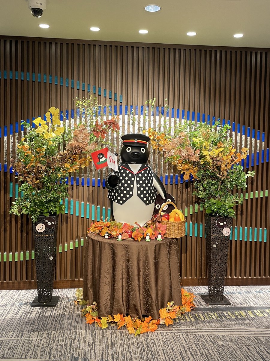 aklimilka's tweet photo. 昨日はメトロポリタンホテルまで。
いらしている方々のペンちゃんが皆オシャレで可愛かった〜❤️ https://t.co/b2wyb4xNCh