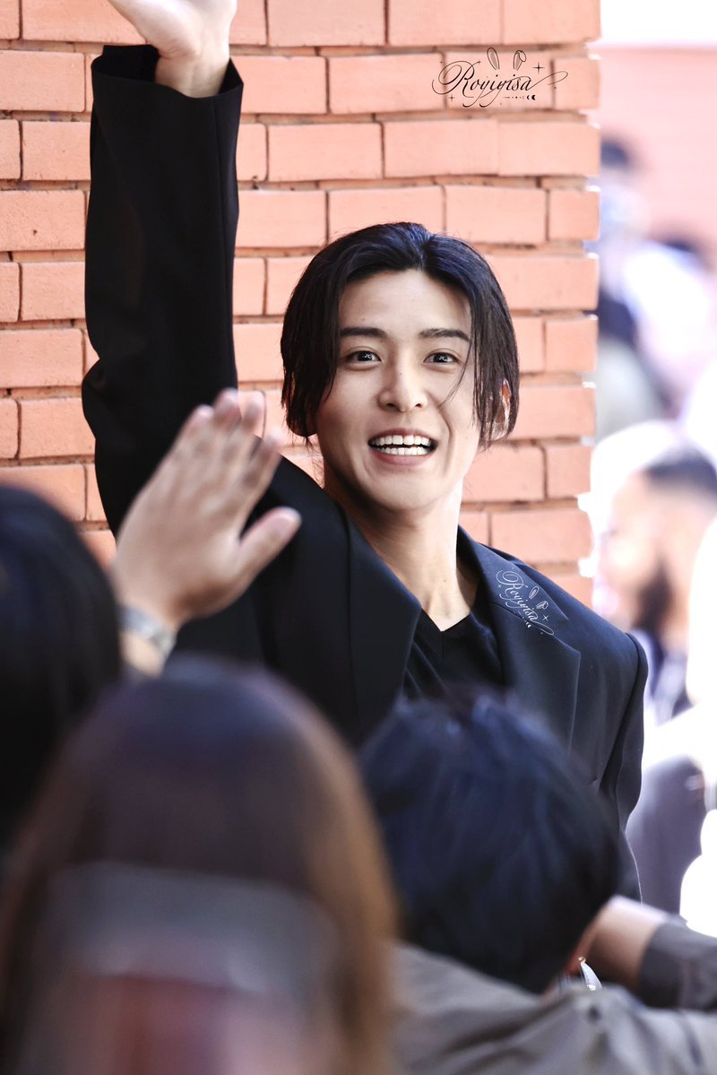 renrenmeguro's tweet photo. foto ini tu vibesnya kayak ketemu temen lama yg kita kangenin ditengah keramaian, tapi gabisa ngobrol banyak karna ga memungkinkan. jadi cuma bisa dadah dadah

tatapan matanya itu kayak "seneng bgt ketemu kamu"😭😭😭😭😭 https://t.co/U8mUDoyG3i