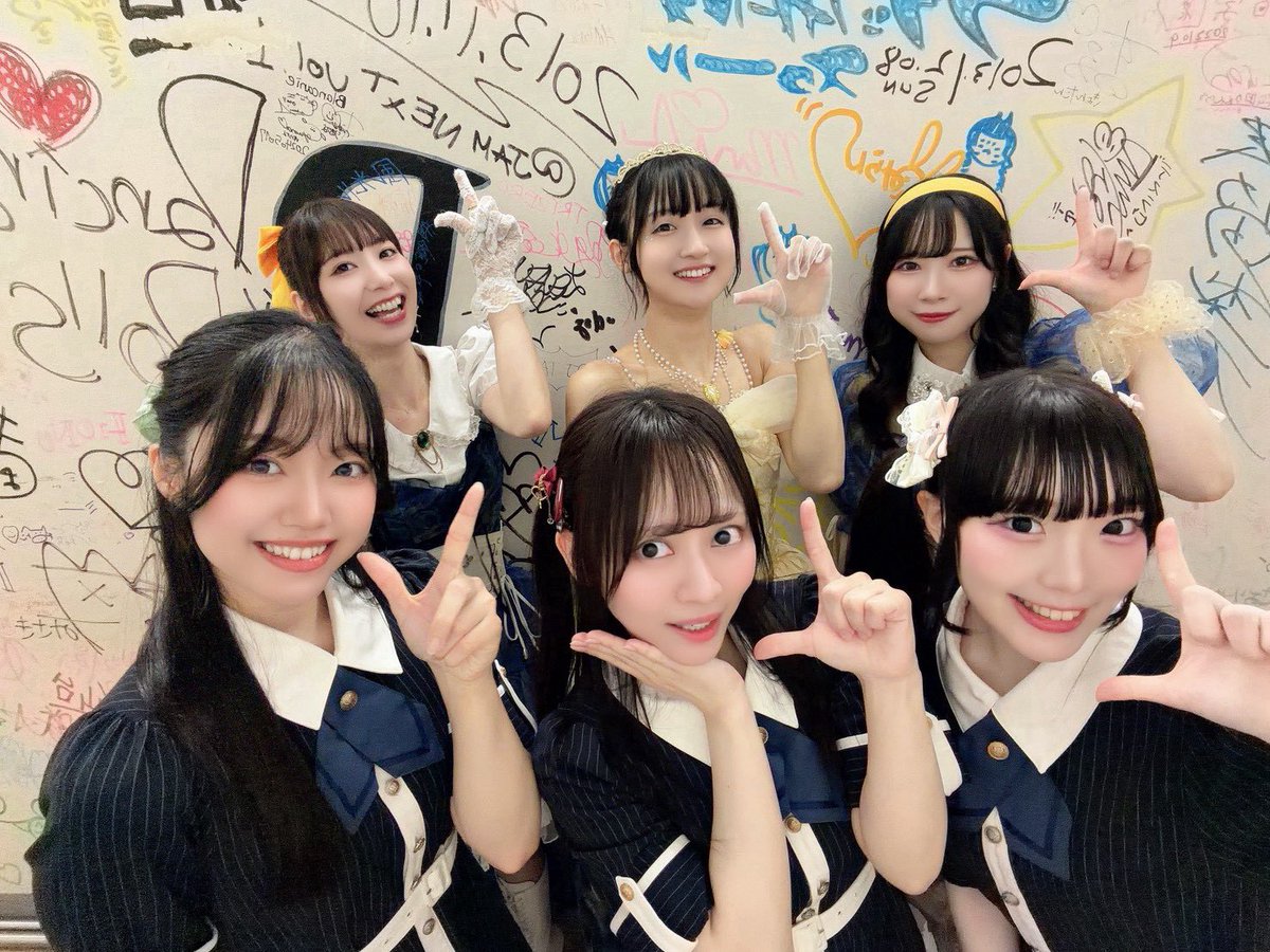 momoka_og1zono's tweet photo. おはよう☀️

今日はSpark!eの皆様とのお写真です！📸
個人は時間がなくて集合写真となりました…！
お忙しい中、なんとi♡Luck!ポーズで撮ってくださいました！

皆様本当に優しくて、レッスン中も私たちのことを何かと気にかけてくださったり、ダンスを教えてくださったり、本当に本当に感謝の気持ちでいっぱいです😭✨️