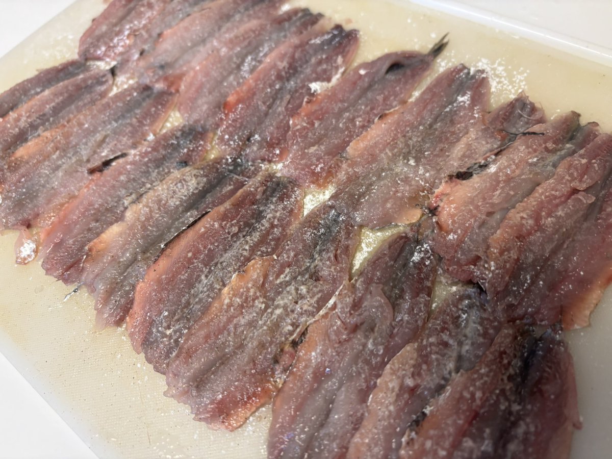 ma10ri18's tweet photo. おはです😊

昨夜は安売りのイワシを唐揚げにして食べたよー。完成写真、撮り忘れ😂

アジやイワシは夫がササっと手開きにしてくれるから助かる✨

今朝の野良ちゃんズは5匹🐈‍⬛かわいい🥰

全摘手術後から二週間経つけど、腋の下の腫れや痛みが続いてる😢
負けずに頑張る💪🏻

#乳ガン https://t.co/7DZFHPoYws