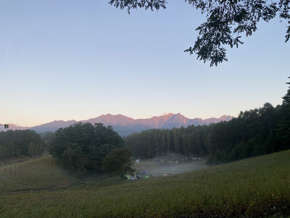 shingchai38's tweet photo. 高山高原キャンプ場
信濃大町駅からバスに乗り【新行】バス停下車し徒歩15分ほど
緩やかな登り、道を外れキャンプ場への坂道を登る
施設は炊事場とトイレ、ゴミは全て持ち帰りのフリーサイト
高台からは立山や五竜岳等北アルプスが臨める
この景色を観にまた来たい
#ソロキャンプ
#徒歩キャンプ https://t.co/4jHWfa7GC6