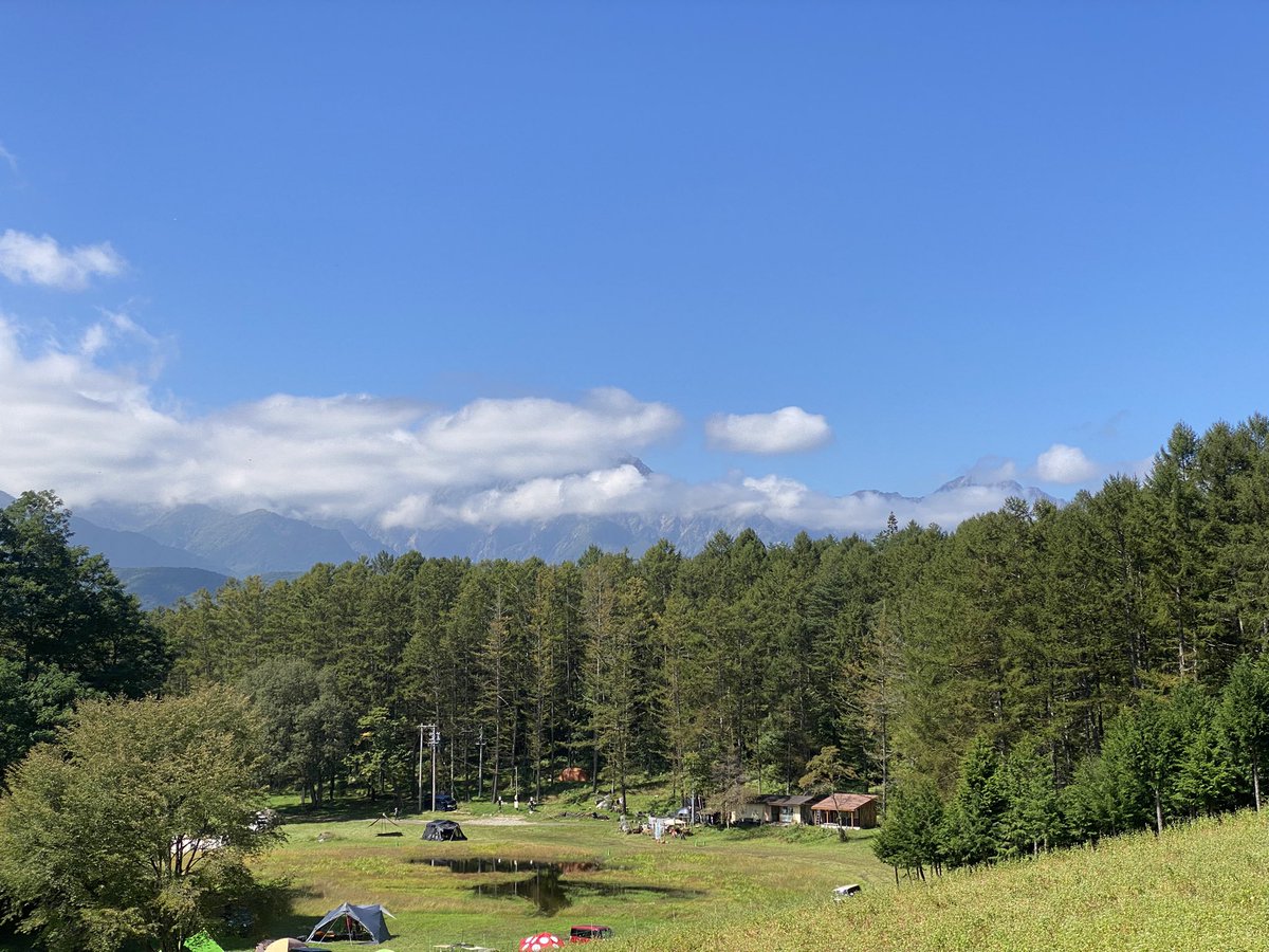 shingchai38's tweet photo. 高山高原キャンプ場
信濃大町駅からバスに乗り【新行】バス停下車し徒歩15分ほど
緩やかな登り、道を外れキャンプ場への坂道を登る
施設は炊事場とトイレ、ゴミは全て持ち帰りのフリーサイト
高台からは立山や五竜岳等北アルプスが臨める
この景色を観にまた来たい
#ソロキャンプ
#徒歩キャンプ https://t.co/4jHWfa7GC6