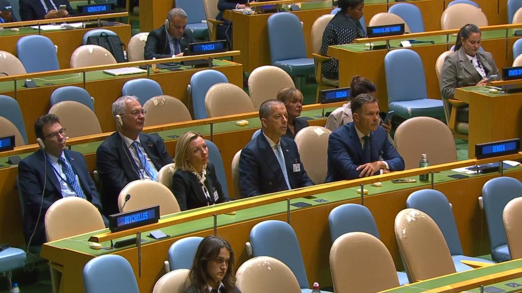 ivan__damn's tweet photo. slika 1 - dok aca drži govor sve vreme čuje se žamor ovih crnaca u prvim redovima koji ćaskaju međusobno (neprijatno)
slika 2 - dupke puna sala (takođe neprijatno)
slika 3 - žuti lopovi (još neprijatnije)
slika 4 - žuti lopovi aplaudiraju nakon acinog govora (jedini u sali) https://t.co/zKu0y1xOIa