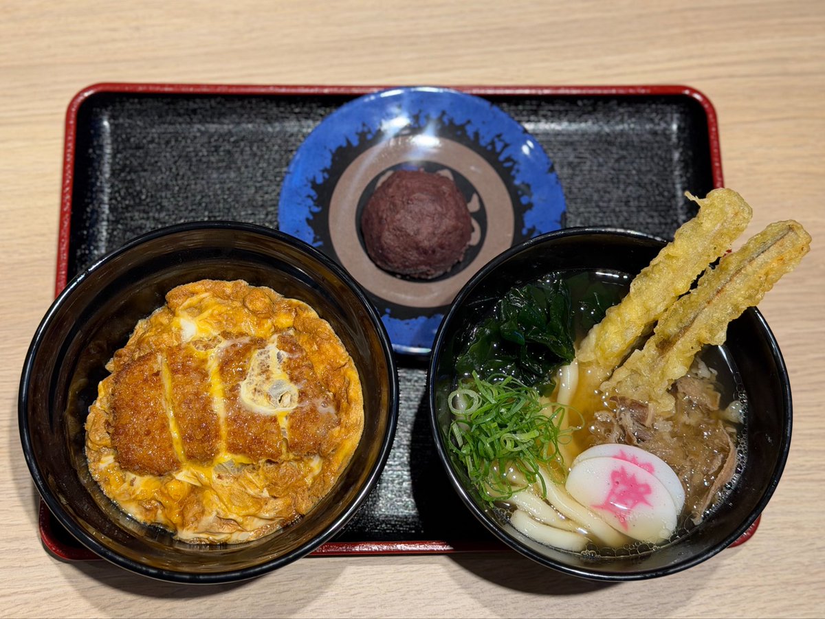 kyoto_1banchi's tweet photo. 【本日9月24日オープン】
京都市内初の「資さんうどん 京都桂店」が、今日朝8時にオープンします。

昨日ひと足先に、初めての資さんうどんへ。

「最初に食べるなら？」と聞いて選んだのが、これぞ資さんうどん！な「しあわせセット」。

人気No.1の肉ごぼ天うどんに、カツとじ丼、ミニぼた餅。資さんうどんの人気メニューをミニサイズで一度に味わえるので、初めてならまずはこれから楽しむのもよさそうです。

とはいえ、「いや、十分な量ですよ？」と心の中でつっこみたくなるボリューム！

ごぼ天は、出汁が染みた部分と、衣のサクッと感を残した部分、両方を楽しめる長さにしているんだとか😋

#資さんうどん #京都