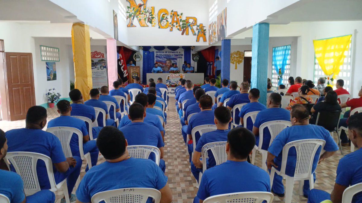 VivaNicaragua13's tweet photo. 📚👏 El esfuerzo y la dedicación fueron reconocidos en el Sistema Penitenciario de Bluefields.
40 internos recibieron certificados por su destacado desempeño en labores y estudios, como estímulo a su compromiso y superación.
#Bluefields #Educación https://t.co/hFHMu9eiuB