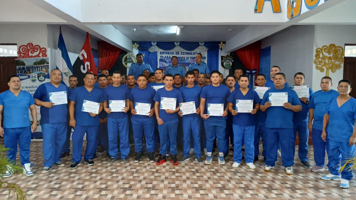 VivaNicaragua13's tweet photo. 📚👏 El esfuerzo y la dedicación fueron reconocidos en el Sistema Penitenciario de Bluefields.
40 internos recibieron certificados por su destacado desempeño en labores y estudios, como estímulo a su compromiso y superación.
#Bluefields #Educación https://t.co/hFHMu9eiuB