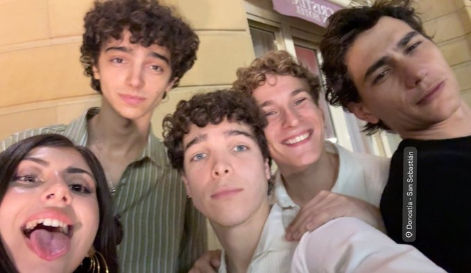 JuaniUpdatess's tweet photo. 📸| Foto de Juanicar con Enzo, Santi, Blas, Santi y Mara sobrina de Bayona.
CC : @maralamaraca https://t.co/HHkb5l56wp