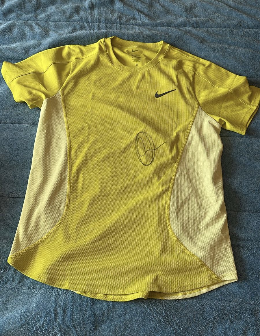 fonsecaupdates's tweet photo. Todo dia vou mostrar um item diferente por aqui. 
Hoje é essa camiseta linda autografada pelo Guto Miguel, gentilmente doada por ele.

Aí é investimento na planta! 😂

Doe aqui: https://t.co/NExckPzhs0

Doando R$50 para a campanha solidária você concorre a esse e outros itens. https://t.co/mmHzuUTZ2v