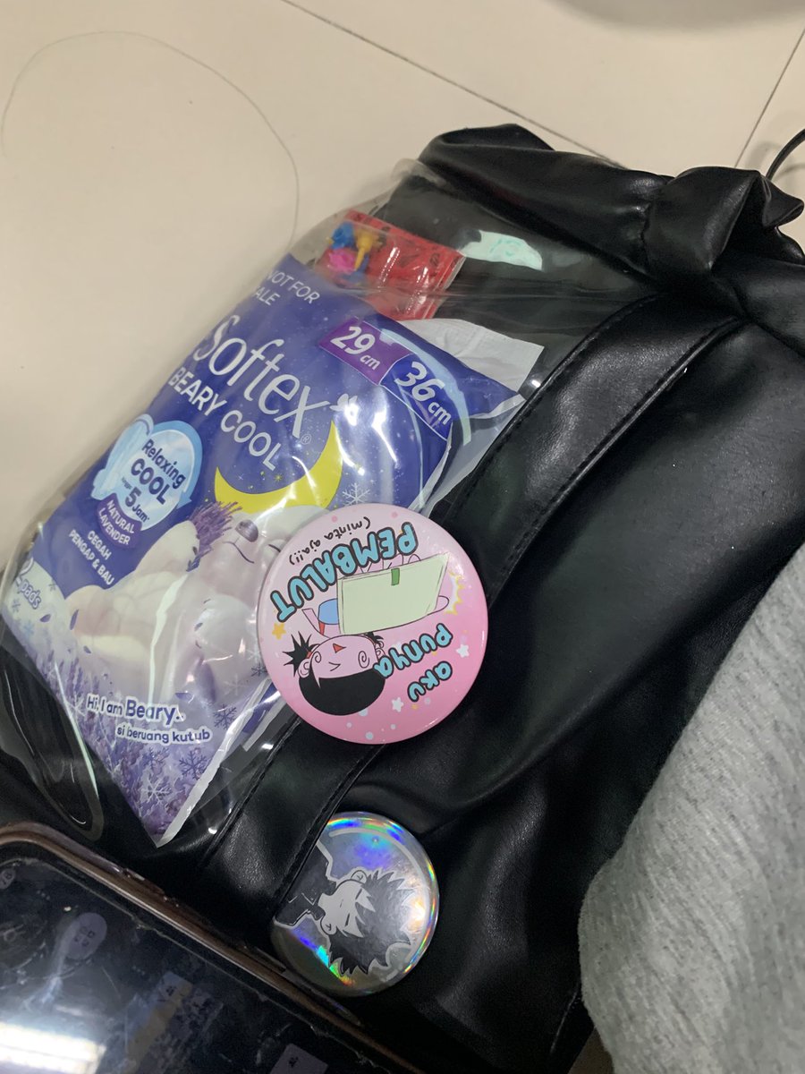 seraphimedeu's tweet photo. ini penampakan tas aku, cuma perkara pembalut yg terpampang jelas mereka lgsg pada malu trs ngomong suruh nyembunyiin dan gweh jadi pusat perhatian cm karena pembalut + pin ini. pdhl ini bkn sebuah hal yg salah/porno. https://t.co/BNWuBfUROX