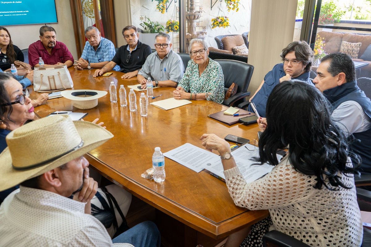 GobiernoMxl's tweet photo. Platicamos con historiadores de Mexicali para conocer sus propuestas para el Mercado Municipal y sumar las ideas de distintos sectores sobre el futuro de este espacio histórico.
#GobiernoDeMexicali
#UniendoEsfuerzos https://t.co/92wYph2xwo