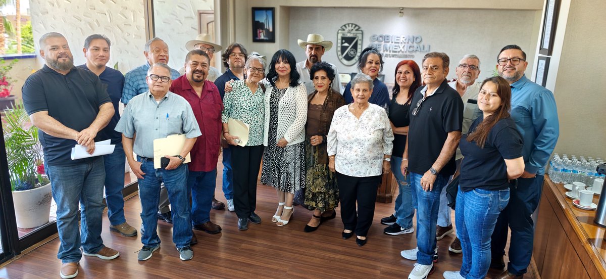 GobiernoMxl's tweet photo. Platicamos con historiadores de Mexicali para conocer sus propuestas para el Mercado Municipal y sumar las ideas de distintos sectores sobre el futuro de este espacio histórico.
#GobiernoDeMexicali
#UniendoEsfuerzos https://t.co/92wYph2xwo