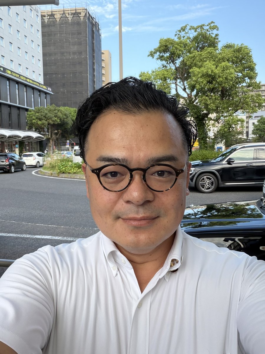 ShigaKitano's tweet photo. 皇紀2686年
令和8年9月24日（木）
おはようございます。
本日もよろしくお願い致します。
最高気温28℃最低気温20℃
晴れ時々曇り
降水確率 午前40％ 午後20％

朝晩と日中で気温差があります。
服装で調整し
日中の水分補給も忘れずに
お過ごしください。

ご心配をおかけしました。
まずは
体調のご報告をさせてください。

体調不良と片頭痛が続き
CT検査や心電図検査など
諸々の検査を受けてまいりました。

重大な病気ではなかったので
ひとまず安心しております。

気にかけてくださった皆様
診察や検査に携わってくださった
医療従事者の皆様に
心より感謝申し上げます。

安心したからと
無理を重ねることのないよう
体調を整えながら
日々の務めを果たしてまいります。

◻️本日の議会

今日は
文教福祉常任委員会と
協議会を傍聴してまいります。
私は所属委員ではありませんが
市政への理解を深める
大切な時間です。

協議会では
高齢者福祉・介護保険や
障害福祉の計画
地域包括支援センターの運営
集約プールの整備
校務支援システムの共同調達
学校給食費の改定
市民ホールの大規模改修などが
取り上げられます。

私が気に留めたいのは
事業を実施する費用に加えて
それを動かす人や
利用する人が負うものです。

市の支出が減っても
暮らしの負担が減るとは
限りません。

支出の減った分を
家族の時間や
現場の無理が埋めているなら
その分も含めて
評価する必要があります。

例えば
小中学校の集約プールです。

施設をまとめることで
設備や維持管理を
良くできる部分も
あるかもしれません。

一方で
子供たちが移動するなら
その時間や安全を
どう確保するのか。
送迎や引率を
誰が担うのか。

プールに入る時間の前後にも
学校の一日は続いています。

移動と着替えを含め
授業の時間割に
無理なく組み込めるか。
先生方の負担を含めて
続けられる運用になっているか。

施設の図面や費用と
子供たちの一日の動きを
重ねて見る。
そこまで考えて
整備の意味を判断したいです。

校務支援システムも
導入後に
どの仕事が減るかが肝心です。
入力の重複が減るのか。
研修や操作の支援はあるのか。
現場で使う方の時間まで
見ておく必要があります。

福祉の計画では
家族と地域の担い手を
どう捉えるかが気になります。

先日の播磨田町の敬老会には
住民活動部会副部会長として
参加させていただきました。

敬老会を支える側も
年齢を重ねています。

地域の先輩方に
元気でいていただきたい。
来年も
お会いしたい。
その気持ちとともに
この活動を誰が
引き継いでいくのかという
問いも残ります。

地域で支え合う力を
次へつなぐためには
今いる方々が
担い続けられる条件を
考えなければなりません。

介護を担う家族にも
仕事があり
自分自身の生活があります。
支える人の体調が崩れた時にも
支援を続けられるか。

相談できる場所があること。
相談した後に
実際の助けにつながること。
その間を
どのようにつなぐのか。

地域包括支援センターの運営や
高齢者福祉・障害福祉の計画は
そこまで見ていきたいです。

支える人の善意は
ありがたいものです。
その善意を大切にするなら
担える範囲を
一緒に考える必要があります。

学校給食費の改定では
子供の食事と
家庭の負担の両方が問われます。

私が取り上げてきた
米飯給食や地産地消も
食材の選び方に加え
調達と調理を
安定して続けられるかが
大切な論点です。

どの経費が変わり
何を維持するために
改定が必要なのか。
費用をどう分担するのか。

家計への影響を見ながら
子供の一食を
どう充実させるか。
根拠を確かめて
考えてまいります。

市民ホールの大規模改修にも
文化や市民活動の場を
次へつなぐ役割があります。

施設を整えた後も
維持管理の費用や
運営を担う人が必要です。

今の支出と
将来も続く負担を並べ
他の事業との優先順位も
考える必要があります。

教育も福祉も文化も
必要だと言うだけでは
判断は終わりません。

何を守るために
どれだけ費用をかけ
誰に何をお願いするのか。
その理由を
市民の皆様に説明できるか。

私は
そこを大切にしたいです。

自分の考えは持ちながら
説明を聞いて
考えを改める余地も持つ。

思っていたより
効果のある提案かもしれません。
逆に
見落としていた負担が
見えてくるかもしれません。

そのどちらも受け止めて
次の質問や判断に生かす。
傍聴する時間を
そうした仕事につなげます。

皆様からいただいたお気遣いに
感謝しながら
私自身の身体も
大切にしてまいります。
仕事でお返ししてまいります。

皆様も
どうかご無理をなさらず
お身体を大切になさってください。

皆様
お気を付けて
行ってらっしゃいませ。

『日本人ファースト！』

『繋がれNippon!!
咲き誇れNippon!!』

#北野ゆうこ
#北野ひろや
#守山市
#河西学区
#播磨田町
