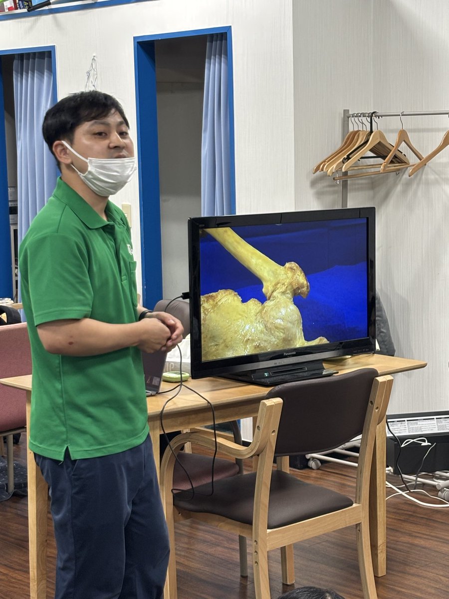 rehamano2020's tweet photo. 昨日は第二回下肢機能コース
テーマは股関節
機能解剖をベースに骨盤大腿リズム・股関節の構造・大腿骨の形状、皮下組織に着目してハンドリングを提示しました
療法士だと何気なく、触っている下肢ですが細かな事に注意してみると色んな事に気付きが生まれます
実はこんな風に触ると力が軽い・安定する https://t.co/Ge0O2g5A52
