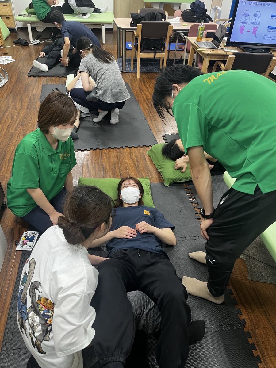 rehamano2020's tweet photo. 昨日は第二回下肢機能コース
テーマは股関節
機能解剖をベースに骨盤大腿リズム・股関節の構造・大腿骨の形状、皮下組織に着目してハンドリングを提示しました
療法士だと何気なく、触っている下肢ですが細かな事に注意してみると色んな事に気付きが生まれます
実はこんな風に触ると力が軽い・安定する https://t.co/Ge0O2g5A52