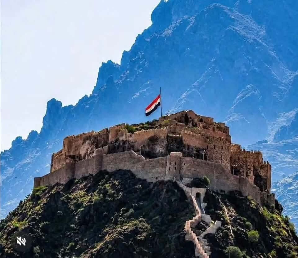 alshabebah's tweet photo. هنا الجينات اليمنية الخالصة،
هنا أبناء حِمْيَر بن سبأ بن يشجب بن قحطان،
هنا أبرُّ الناس باليمن وأغيرهم عليها وأصدقهم انتماءً إليها،
هنا قومٌ لا يبدّلون ولا يتلونون ولا يتزنبلون،
هنا رجالٌ بوجهٍ واحد، فليس لهم مذهبٌ في الليل ومذهبٌ في النهار،
هنا الجمهور الصادق والجمهورية القوية 
هنا الجبالُ والرجال،
هنا الوقيص والشغل النظيف 
هنا  العز هنا تعز. 
رضي الله عنكم،
والنصرُ إن شاء الله حليفكم.