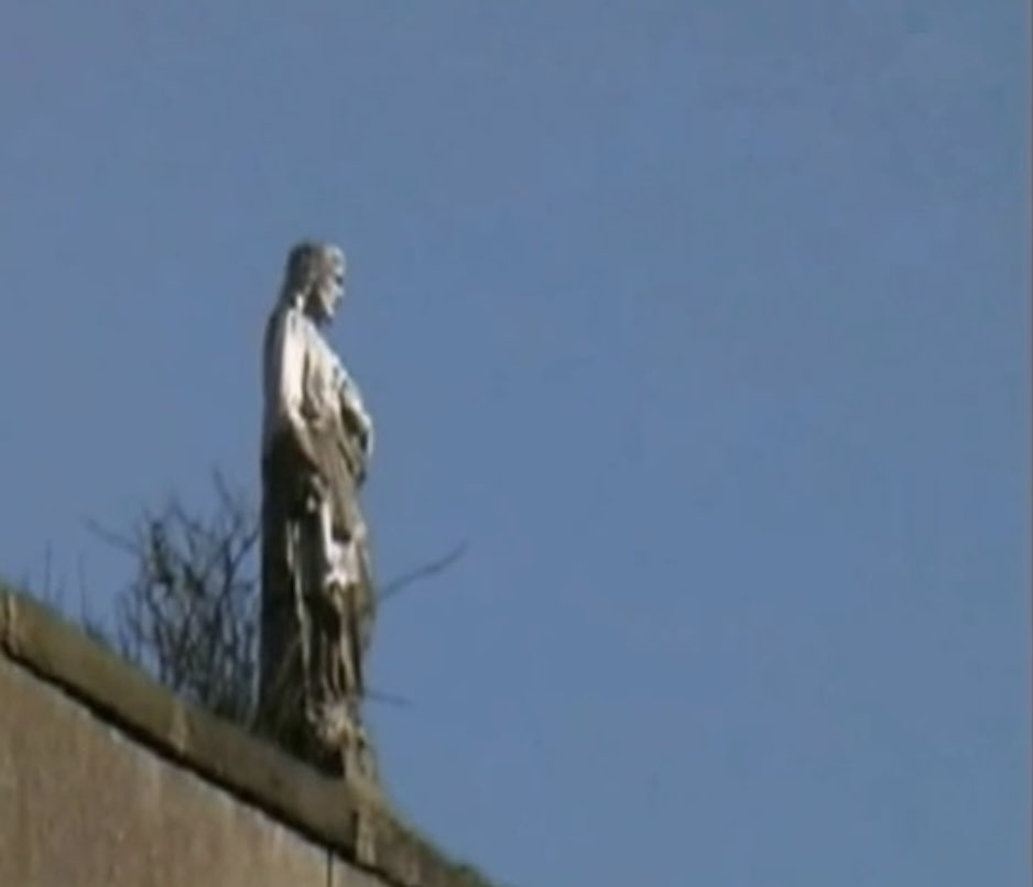 LifeTenement's tweet photo. The Monto Statue

In 1923, Frank Duff, his Legion of Mary, and the Catholic Church led a crusade to close down Dublin’s infamous red-light district know as Monto. With the assistance of the DMP (Dublin Metropolitan Police), 1925 a midnight raid took place resulting in the arrest https://t.co/UMDUyspiXi