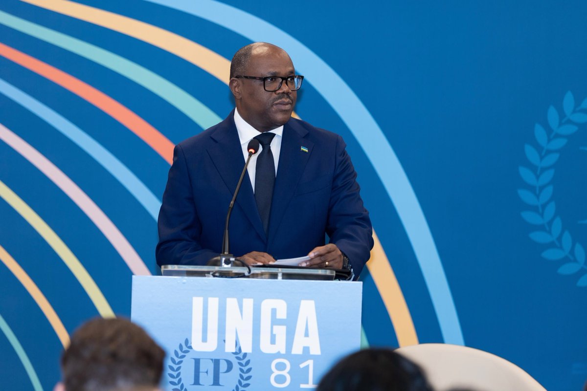 PrimatureRwanda's tweet photo. On the sidelines of #UNGA81 today in New York, Prime Minister Nsengiyumva joined Heads of State and Government at the Fourth Climate Vulnerable Forum (CVF) Leaders Meeting, chaired by Barbados Prime Minister Mia Amor Mottley, where he underscored the need to advance climate adaptation alongside urgent emissions reductions.

The Prime Minister also delivered closing remarks at an event marking the 10th anniversary of the Kigali Amendment and participated in a high-level discussion on pandemic preparedness and global health resilience, organised by the Pandemic Fund, Rwanda and Armenia.
-------------------
Uyu munsi, i New York, mu Nama y'Inteko Rusange y'Umuryango w'Abibumbye #UNGA81, Minisitiri w’Intebe Nsengiyumva yitabiriye inama ya kane y’Abakuru b’Ibihugu na za Guverinoma bagize Ihuriro ry’Ibihugu bibangamiwe cyane n’ihinduka ry’ibihe (CVF), yayobowe na Minisitiri w’Intebe wa Barbados, Mia Amor Mottley. Yashimangiye ko hakenewe kongera imbaraga mu guhangana n’ingaruka z’ihinduka ry’ibihe, no gushyira mu byihutirwa kugabanya imyuka ihumanya ikirere.

Minisitiri w’Intebe kandi yagejeje ku bitabiriye, ijambo risoza umuhango wo kwizihiza imyaka 10 y'Amasezerano ya Kigali agamije kugabanya ikorwa n'ikoreshwa ry'imyuka ihumanya ikirere (HFCs) ndetse anitabira ibiganiro byo ku rwego rwo hejuru ku kwitegura ibyorezo no gukomeza ubudahangarwa bwa gahunda z’ubuzima ku rwego mpuzamahanga, byateguwe na Pandemic Fund ku bufatanye na Guverinoma y’u Rwanda n’iya Armenia.