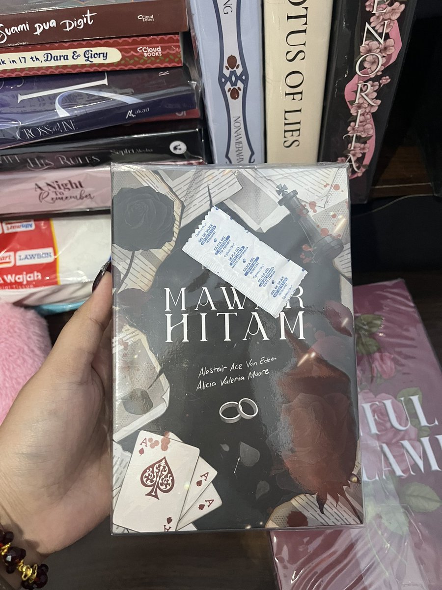 pretutpe2b's tweet photo. Wts novel #wts #preloved #novel https://t.co/HxU5uLMgga