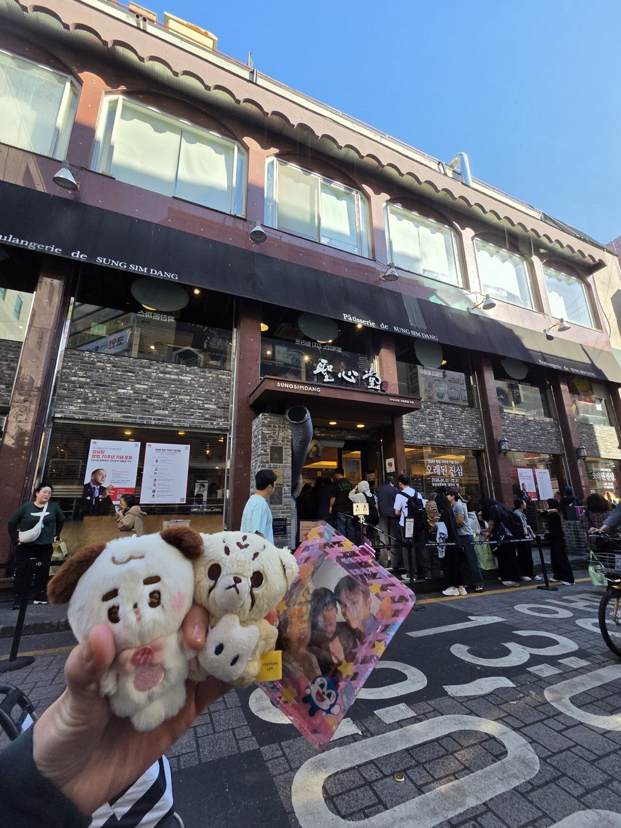 kippeei139's tweet photo. 2w前、私用で渡韓してました。
世界遺産を観ようと扶餘に行く際にメタモンズが入隊した論山を通り。
大田でドヨンさんとマクンウが(3日前にEXOスホさんも)食べていた聖心堂のパンを食べ。
ソウルで私用休憩時間1.5hの間にKBSアリーナに現場の空気だけ吸いに行く奇行(笑)  #聖地巡礼 はやはりイイ😊 https://t.co/5YdWV0zxFI