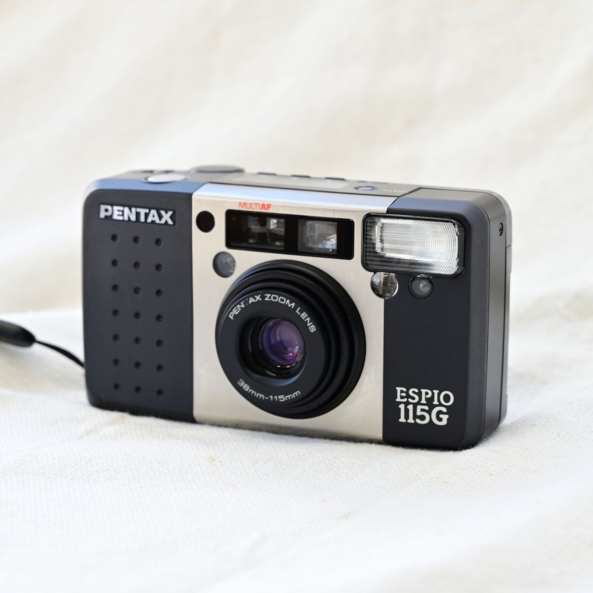 champcamera's tweet photo. 中古　#PENTAX #ESPIO115G　￥22,000-　By 青葉台
1999年発売されたエスピオ115G
手ごろなサイズ感とパンダのようなバイカラーが良きです◎
はじめてのフィルムカメラにも🐼✨
#フィルムカメラ #ESPIO
https://t.co/zcZuvfLFzb https://t.co/cuLMzPiWzw
