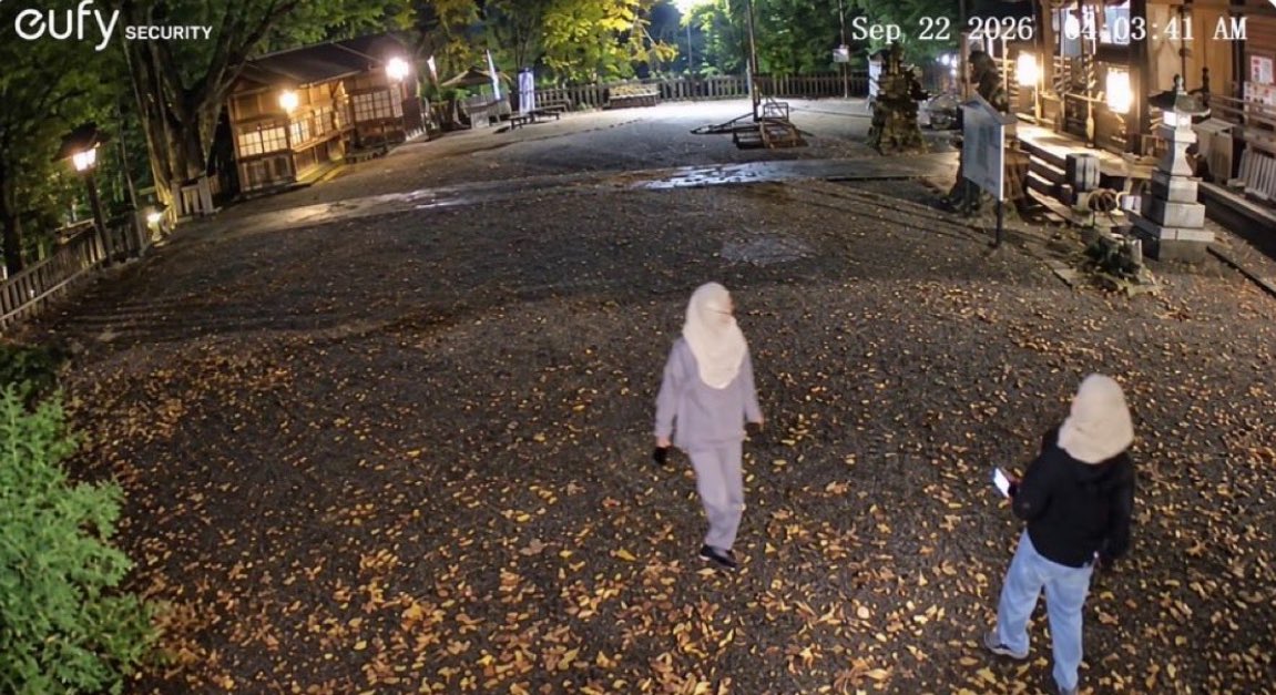 hezuruy's tweet photo. 衝撃的すぎる。 
神奈川の神社で夜中ヒジャブを被った男2人が侵入って。 
窓は割られたけど金銭などが盗まれる被害は無かったみたいです。
間違いなく日本の治安が悪化している。
これ全国の神社やお寺の火災に関与している可能性があるのでは？
警察はいち早くこいつらを逮捕しろ。 https://t.co/FMdhjoE2pF