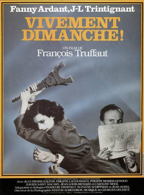 merlinpapin3's tweet photo. #DéfiCinéClassique2026 Septembre 2026 (Suzanne Schiffman) Vu le film #VivementDimanche de François Truffaut (1983) avec Fanny Ardant Jean Louis Trintignant Castel Casti Roland Thenot Anik Belaubre Jean Louis Richard Jacques Vidal Philippe Laudenbach Xavier Saint Macary Philippe Morier Genoud Yann Dedet Eva Truffaut
Agent immobilier sans histoires, Julien Vercel voit sa vie basculer du jour au lendemain quand son épouse et l'amant de celle-ci sont assassinés. Suspecté par la police, Julien se cache dans son arrière-boutique. Barbara, sa secrétaire, décide de mener l'enquête pour innocenter Julien dont elle est secrètement amoureuse. Ses investigations la mènent sur différentes pistes dont certaines se révèlent particulièrement dangereuses.
Vivement Dimanche ! sorti en 1983, marque l’adieu cinématographique de François Truffaut, un réalisateur qui, en plus de contribuer à la Nouvelle Vague, a exploré des genres variés tout au long de sa carrière. Pour ce dernier film, il s’aventure dans le polar noir, mais le traite avec une légèreté toute française, teintée de romantisme et d’ironie. Truffaut ne cherche pas à se plier aux codes stricts du film noir américain : au contraire, il en conserve l’essence mais y injecte sa propre touche, faite de passion pour le cinéma et d’amour pour ses personnages.
L’intrigue du film repose sur une histoire de meurtre et d’enquête. Jean-Louis Trintignant incarne Julien Vercel, un agent immobilier accusé de meurtre, tandis que Fanny Ardant joue son secrétaire, Barbara Becker, qui se lance à corps perdu pour prouver son innocence. Trintignant est impeccable dans son rôle : il apporte une ambiguïté calculée, incarnant un homme à la fois vulnérable et distant, au regard mélancolique et tourmenté. Caroline Sihol, dans un rôle secondaire, complète ce casting avec une performance marquante, mais c’est bien Fanny Ardant qui domine le film. Dans le rôle de Barbara, elle est déterminée, drôle, et magnétique, une héroïne moderne et résolument indépendante.
Le film doit beaucoup à la photographie de Néstor Almendros, qui réussit à capturer en noir et blanc la beauté et l’atmosphère du film noir tout en le modernisant. Le choix de tourner en noir et blanc est un hommage aux classiques du genre, mais également un moyen pour Truffaut de transcender le réalisme pour atteindre une dimension plus poétique. Les contrastes lumineux magnifient les visages et les regards, accentuent les ombres, et donnent au film un aspect intemporel. Le noir et blanc devient une texture, une façon d’approcher le mystère tout en conservant une certaine distance ludique.
Si l’enquête policière occupe le centre de l’intrigue, Truffaut ne cherche pas à en faire l’élément le plus important. Il s’intéresse davantage aux jeux de séduction, aux regards échangés, et à la dynamique entre ses personnages. L’enquête devient ainsi le prétexte à une exploration des rapports humains. L’humour est présent dans chaque scène, souvent absurde ou burlesque, et les dialogues sont ponctués de répliques ironiques. En cela, Vivement Dimanche ! s’écarte des canons classiques du film noir pour s’approcher de la comédie policière à la française, où l’enjeu n’est pas tant le dénouement de l’enquête que la relation qui se tisse entre les personnages.
Fanny Ardant est indéniablement au centre du film. Truffaut, qui a souvent placé les femmes au cœur de son œuvre, donne ici à Ardant un de ses rôles les plus mémorables. Son personnage est à la fois fort, drôle, et touchant, et incarne cette féminité moderne que Truffaut aimait tant : elle n’attend pas d’être sauvée, c’est elle qui prend les devants. Dans ce rôle, Ardant est éclatante, à la fois mystérieuse et vibrante, incarnant une femme libre et résolue qui agit selon ses propres règles. Sa présence apporte une profondeur et une chaleur au film, ajoutant une dimension émotionnelle qui transcende le genre policier.
Vivement Dimanche ! est un adieu élégant, un film où Truffaut rend hommage au cinéma qu’il a tant aimé, tout en y injectant sa propre sensibilité. En mélangeant l’humour et le mystère, la légèreté et le drame, Truffaut parvient à créer une œuvre unique, empreinte de nostalgie et de charme. Ce dernier film reste un hommage subtil et tendre à son amour du cinéma et à cette magie des relations humaines, qui, pour lui, étaient l’essence même de l’art cinématographique.
❤️si vous aimez