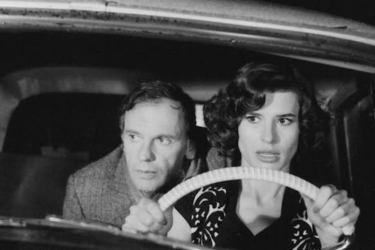 merlinpapin3's tweet photo. #DéfiCinéClassique2026 Septembre 2026 (Suzanne Schiffman) Vu le film #VivementDimanche de François Truffaut (1983) avec Fanny Ardant Jean Louis Trintignant Castel Casti Roland Thenot Anik Belaubre Jean Louis Richard Jacques Vidal Philippe Laudenbach Xavier Saint Macary Philippe Morier Genoud Yann Dedet Eva Truffaut
Agent immobilier sans histoires, Julien Vercel voit sa vie basculer du jour au lendemain quand son épouse et l'amant de celle-ci sont assassinés. Suspecté par la police, Julien se cache dans son arrière-boutique. Barbara, sa secrétaire, décide de mener l'enquête pour innocenter Julien dont elle est secrètement amoureuse. Ses investigations la mènent sur différentes pistes dont certaines se révèlent particulièrement dangereuses.
Vivement Dimanche ! sorti en 1983, marque l’adieu cinématographique de François Truffaut, un réalisateur qui, en plus de contribuer à la Nouvelle Vague, a exploré des genres variés tout au long de sa carrière. Pour ce dernier film, il s’aventure dans le polar noir, mais le traite avec une légèreté toute française, teintée de romantisme et d’ironie. Truffaut ne cherche pas à se plier aux codes stricts du film noir américain : au contraire, il en conserve l’essence mais y injecte sa propre touche, faite de passion pour le cinéma et d’amour pour ses personnages.
L’intrigue du film repose sur une histoire de meurtre et d’enquête. Jean-Louis Trintignant incarne Julien Vercel, un agent immobilier accusé de meurtre, tandis que Fanny Ardant joue son secrétaire, Barbara Becker, qui se lance à corps perdu pour prouver son innocence. Trintignant est impeccable dans son rôle : il apporte une ambiguïté calculée, incarnant un homme à la fois vulnérable et distant, au regard mélancolique et tourmenté. Caroline Sihol, dans un rôle secondaire, complète ce casting avec une performance marquante, mais c’est bien Fanny Ardant qui domine le film. Dans le rôle de Barbara, elle est déterminée, drôle, et magnétique, une héroïne moderne et résolument indépendante.
Le film doit beaucoup à la photographie de Néstor Almendros, qui réussit à capturer en noir et blanc la beauté et l’atmosphère du film noir tout en le modernisant. Le choix de tourner en noir et blanc est un hommage aux classiques du genre, mais également un moyen pour Truffaut de transcender le réalisme pour atteindre une dimension plus poétique. Les contrastes lumineux magnifient les visages et les regards, accentuent les ombres, et donnent au film un aspect intemporel. Le noir et blanc devient une texture, une façon d’approcher le mystère tout en conservant une certaine distance ludique.
Si l’enquête policière occupe le centre de l’intrigue, Truffaut ne cherche pas à en faire l’élément le plus important. Il s’intéresse davantage aux jeux de séduction, aux regards échangés, et à la dynamique entre ses personnages. L’enquête devient ainsi le prétexte à une exploration des rapports humains. L’humour est présent dans chaque scène, souvent absurde ou burlesque, et les dialogues sont ponctués de répliques ironiques. En cela, Vivement Dimanche ! s’écarte des canons classiques du film noir pour s’approcher de la comédie policière à la française, où l’enjeu n’est pas tant le dénouement de l’enquête que la relation qui se tisse entre les personnages.
Fanny Ardant est indéniablement au centre du film. Truffaut, qui a souvent placé les femmes au cœur de son œuvre, donne ici à Ardant un de ses rôles les plus mémorables. Son personnage est à la fois fort, drôle, et touchant, et incarne cette féminité moderne que Truffaut aimait tant : elle n’attend pas d’être sauvée, c’est elle qui prend les devants. Dans ce rôle, Ardant est éclatante, à la fois mystérieuse et vibrante, incarnant une femme libre et résolue qui agit selon ses propres règles. Sa présence apporte une profondeur et une chaleur au film, ajoutant une dimension émotionnelle qui transcende le genre policier.
Vivement Dimanche ! est un adieu élégant, un film où Truffaut rend hommage au cinéma qu’il a tant aimé, tout en y injectant sa propre sensibilité. En mélangeant l’humour et le mystère, la légèreté et le drame, Truffaut parvient à créer une œuvre unique, empreinte de nostalgie et de charme. Ce dernier film reste un hommage subtil et tendre à son amour du cinéma et à cette magie des relations humaines, qui, pour lui, étaient l’essence même de l’art cinématographique.
❤️si vous aimez