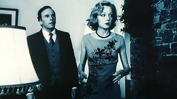 merlinpapin3's tweet photo. #DéfiCinéClassique2026 Septembre 2026 (Suzanne Schiffman) Vu le film #VivementDimanche de François Truffaut (1983) avec Fanny Ardant Jean Louis Trintignant Castel Casti Roland Thenot Anik Belaubre Jean Louis Richard Jacques Vidal Philippe Laudenbach Xavier Saint Macary Philippe Morier Genoud Yann Dedet Eva Truffaut
Agent immobilier sans histoires, Julien Vercel voit sa vie basculer du jour au lendemain quand son épouse et l'amant de celle-ci sont assassinés. Suspecté par la police, Julien se cache dans son arrière-boutique. Barbara, sa secrétaire, décide de mener l'enquête pour innocenter Julien dont elle est secrètement amoureuse. Ses investigations la mènent sur différentes pistes dont certaines se révèlent particulièrement dangereuses.
Vivement Dimanche ! sorti en 1983, marque l’adieu cinématographique de François Truffaut, un réalisateur qui, en plus de contribuer à la Nouvelle Vague, a exploré des genres variés tout au long de sa carrière. Pour ce dernier film, il s’aventure dans le polar noir, mais le traite avec une légèreté toute française, teintée de romantisme et d’ironie. Truffaut ne cherche pas à se plier aux codes stricts du film noir américain : au contraire, il en conserve l’essence mais y injecte sa propre touche, faite de passion pour le cinéma et d’amour pour ses personnages.
L’intrigue du film repose sur une histoire de meurtre et d’enquête. Jean-Louis Trintignant incarne Julien Vercel, un agent immobilier accusé de meurtre, tandis que Fanny Ardant joue son secrétaire, Barbara Becker, qui se lance à corps perdu pour prouver son innocence. Trintignant est impeccable dans son rôle : il apporte une ambiguïté calculée, incarnant un homme à la fois vulnérable et distant, au regard mélancolique et tourmenté. Caroline Sihol, dans un rôle secondaire, complète ce casting avec une performance marquante, mais c’est bien Fanny Ardant qui domine le film. Dans le rôle de Barbara, elle est déterminée, drôle, et magnétique, une héroïne moderne et résolument indépendante.
Le film doit beaucoup à la photographie de Néstor Almendros, qui réussit à capturer en noir et blanc la beauté et l’atmosphère du film noir tout en le modernisant. Le choix de tourner en noir et blanc est un hommage aux classiques du genre, mais également un moyen pour Truffaut de transcender le réalisme pour atteindre une dimension plus poétique. Les contrastes lumineux magnifient les visages et les regards, accentuent les ombres, et donnent au film un aspect intemporel. Le noir et blanc devient une texture, une façon d’approcher le mystère tout en conservant une certaine distance ludique.
Si l’enquête policière occupe le centre de l’intrigue, Truffaut ne cherche pas à en faire l’élément le plus important. Il s’intéresse davantage aux jeux de séduction, aux regards échangés, et à la dynamique entre ses personnages. L’enquête devient ainsi le prétexte à une exploration des rapports humains. L’humour est présent dans chaque scène, souvent absurde ou burlesque, et les dialogues sont ponctués de répliques ironiques. En cela, Vivement Dimanche ! s’écarte des canons classiques du film noir pour s’approcher de la comédie policière à la française, où l’enjeu n’est pas tant le dénouement de l’enquête que la relation qui se tisse entre les personnages.
Fanny Ardant est indéniablement au centre du film. Truffaut, qui a souvent placé les femmes au cœur de son œuvre, donne ici à Ardant un de ses rôles les plus mémorables. Son personnage est à la fois fort, drôle, et touchant, et incarne cette féminité moderne que Truffaut aimait tant : elle n’attend pas d’être sauvée, c’est elle qui prend les devants. Dans ce rôle, Ardant est éclatante, à la fois mystérieuse et vibrante, incarnant une femme libre et résolue qui agit selon ses propres règles. Sa présence apporte une profondeur et une chaleur au film, ajoutant une dimension émotionnelle qui transcende le genre policier.
Vivement Dimanche ! est un adieu élégant, un film où Truffaut rend hommage au cinéma qu’il a tant aimé, tout en y injectant sa propre sensibilité. En mélangeant l’humour et le mystère, la légèreté et le drame, Truffaut parvient à créer une œuvre unique, empreinte de nostalgie et de charme. Ce dernier film reste un hommage subtil et tendre à son amour du cinéma et à cette magie des relations humaines, qui, pour lui, étaient l’essence même de l’art cinématographique.
❤️si vous aimez