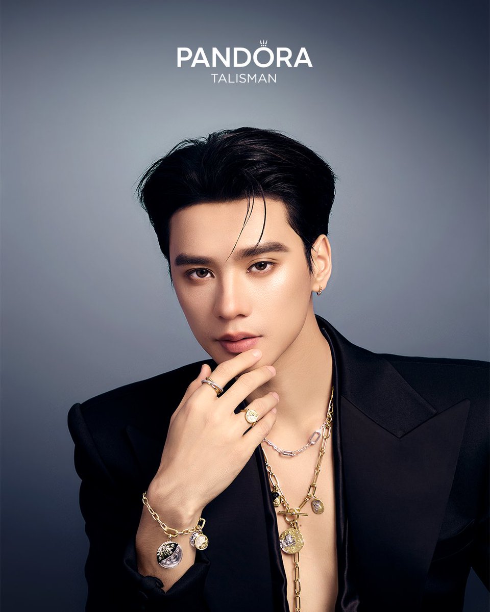 ELLEThailand's tweet photo. ค้นพบอีกบทของคอลเล็กชั่น Pandora Talisman ไปพร้อมกับ เก่ง หฤษฎ์ และ น้ำปิง นภัสกร Pandora Thailand Ambassadors พร้อมเลือกสัญลักษณ์ที่เชื่อมโยงกับความเชื่อ ความรู้สึก และเรื่องราวในแบบของแต่ละคน

#ELLEThailand
#PandoraTalisman
#PandoraThailand
#kengharit #nampingster https://t.co/vhXlAlUvQe