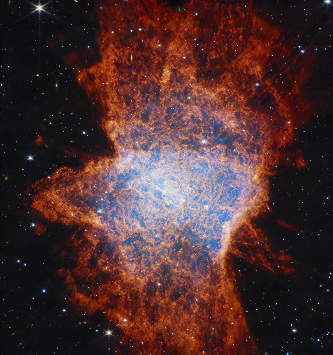 NASAGoddard's tweet photo. @NASAWebb @NASAHubble A planetary nebula can be one of the eeriest places in space, haunted by a dead star. This @NASAWebb image of NGC 6072 showcases a mess of gas and dust expelled by the central star at the end of its life.
https://t.co/4zAXlEJkDW https://t.co/U5trfC5d2V