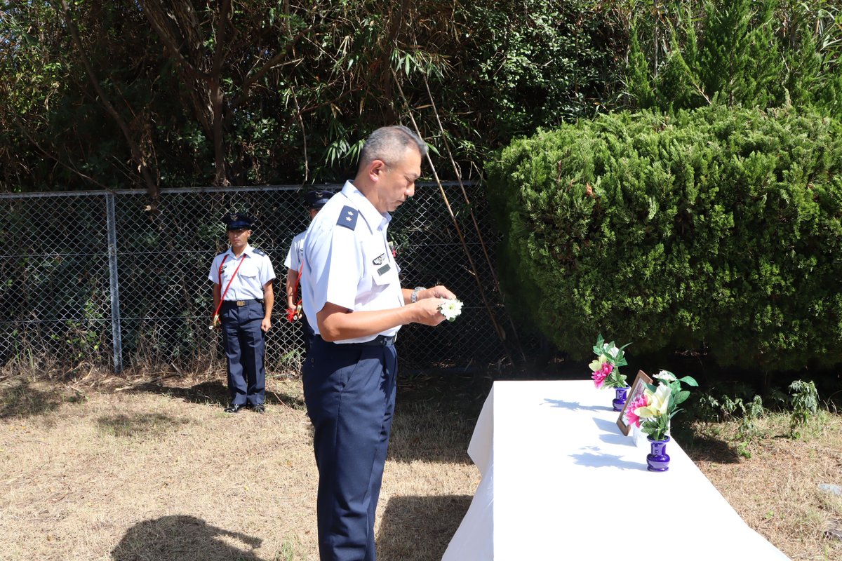 jasdf_ashiya's tweet photo. 令和8年9月2日、警備犬リンゴの慰霊行事を執り行いました。平成31年3月の配備依頼、基地警備及び広報活動に多大な貢献を果たしたリンゴに深く感謝するとともに、その功績を偲び、謹んで冥福をお祈りいたします。🐾

＃芦屋基地 ＃警備犬 ＃リンゴ号 ＃忘れない https://t.co/h5z1LysncG