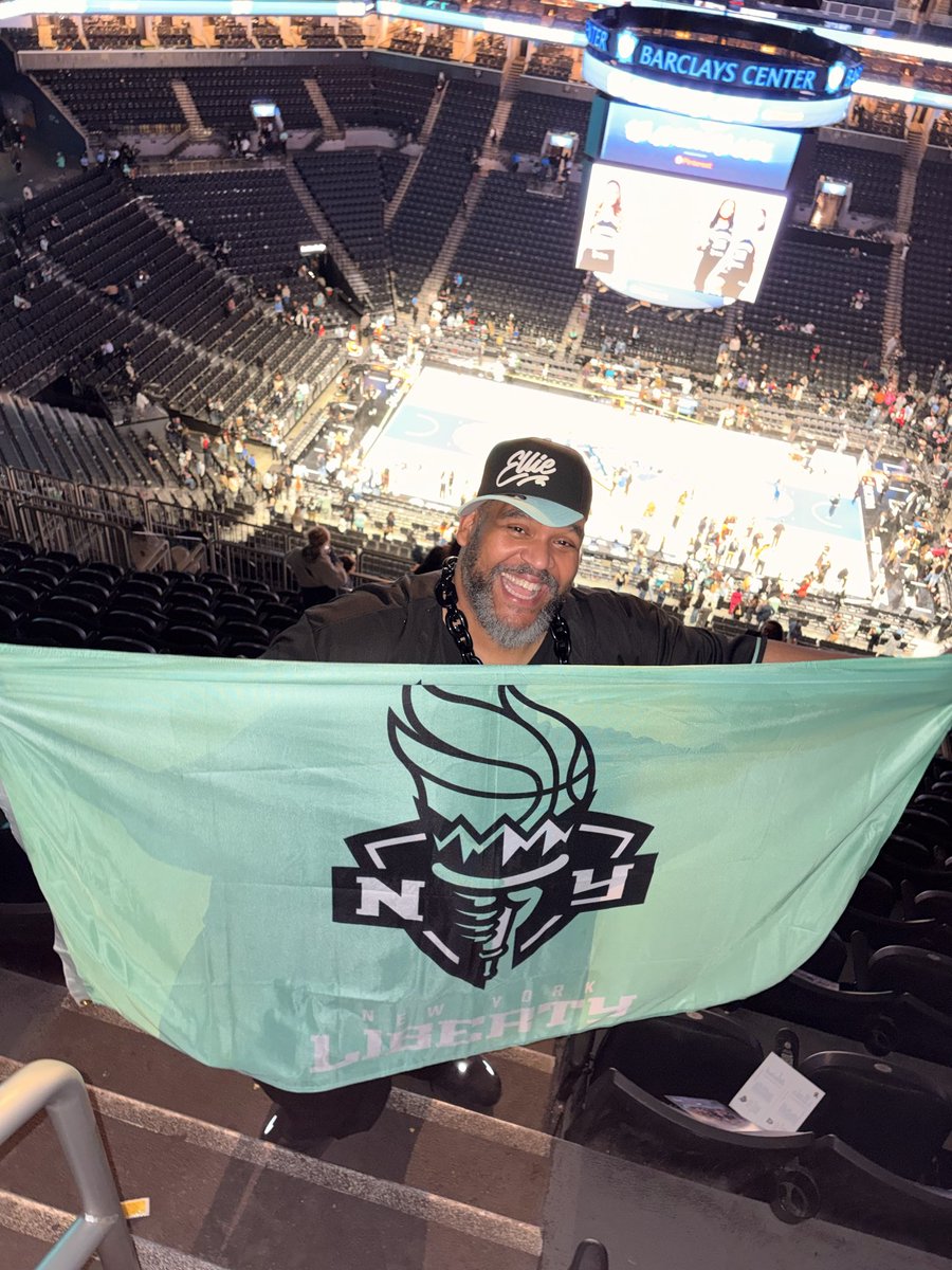 kylepettybasal's tweet photo. Tonight was an absolute blast! We didn’t win…but who cares?! We are PLAYOFFS BOUND BABY 🏀🗽 #NYLiberty #LIGHTITUPNYL https://t.co/z3q8enPavf