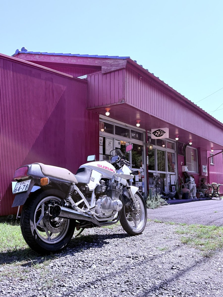 ishikawaanarchy's tweet photo. 家族にわがまま言って久しぶりにバイクに乗りました。目的地は四万十町の太陽の眼という本屋。リュックしょって来ればよかった。 https://t.co/kSYRpoVjO2