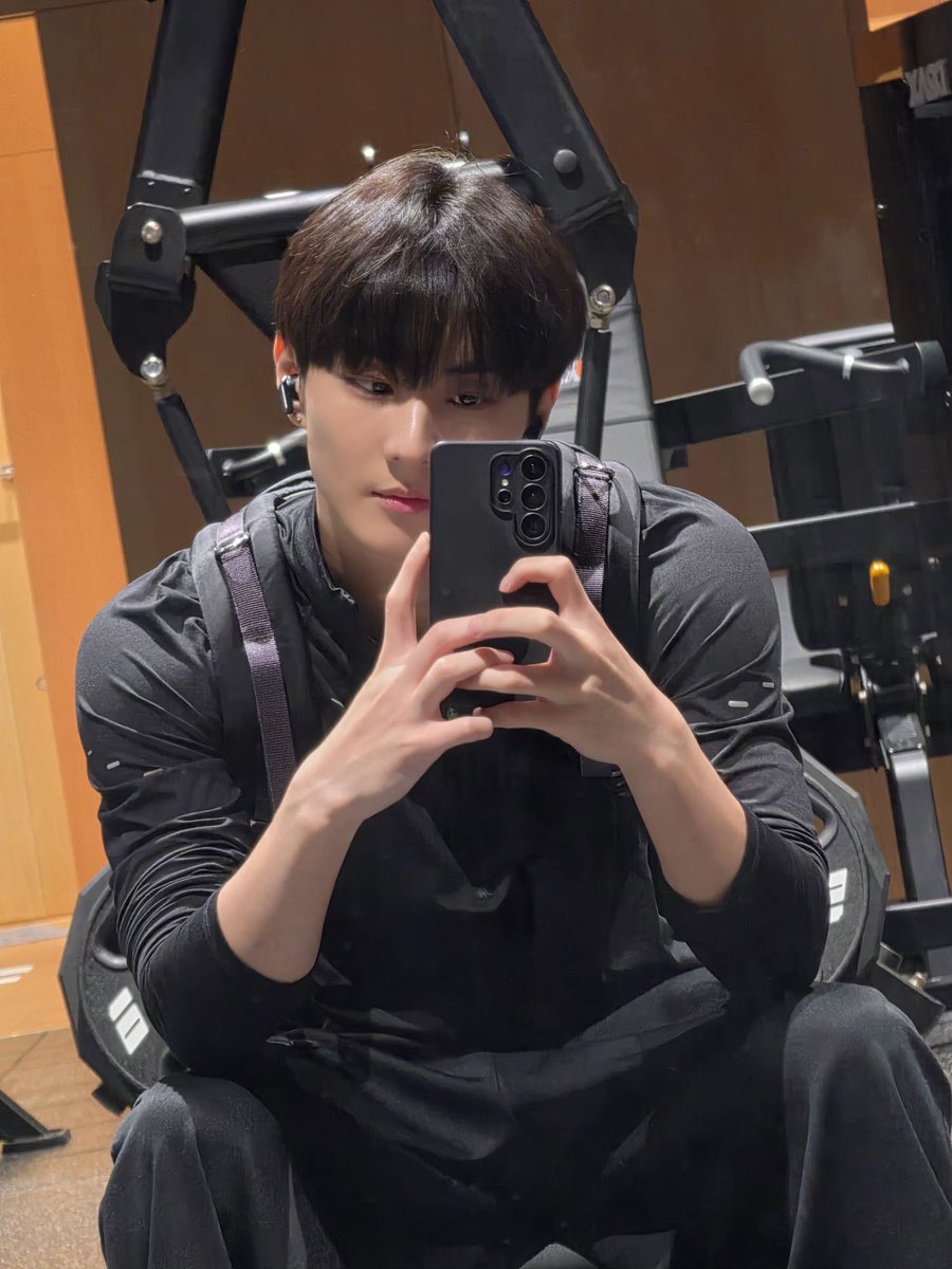 sunsunsnoopy's tweet photo. ไอเจตมานสะพายกระเป๋ายังไงให้เหมือนหน่วยรบพิเศษวะ https://t.co/3uyBBPNUqn