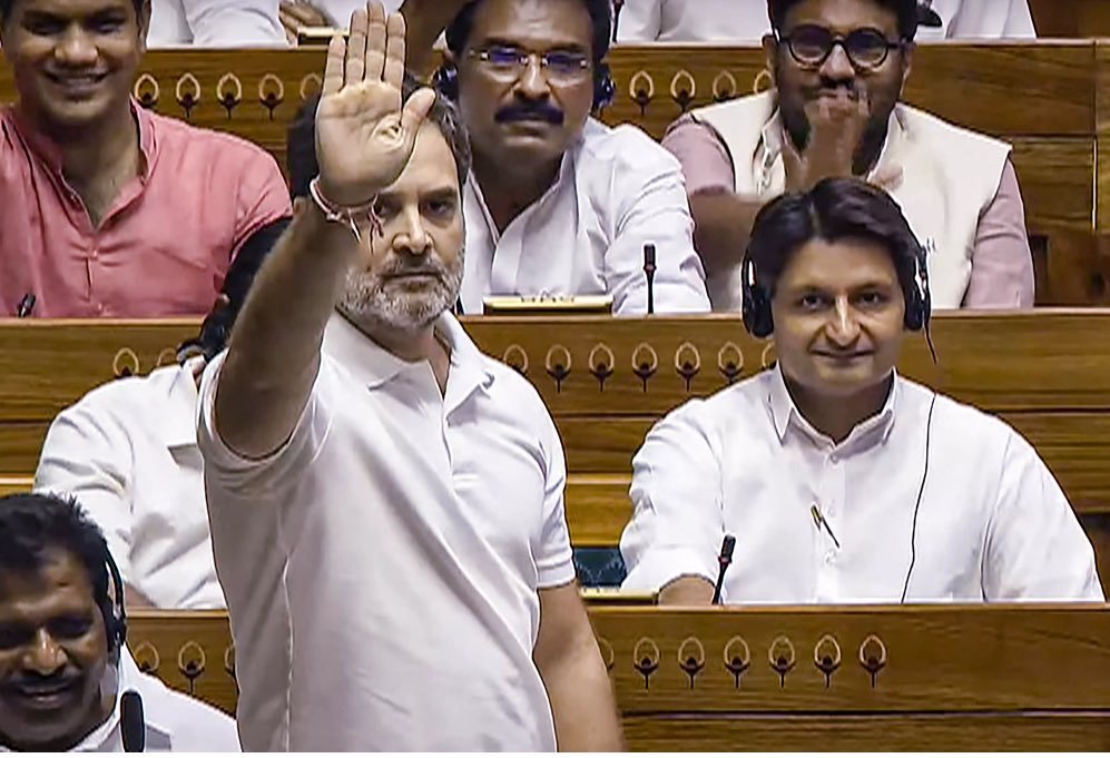 IndianTechTrend's tweet photo. हंगामा अभी और बढ़ने वाला है! 🔥

राहुल गांधी के “वोट चोरी” वाले आरोपों के बाद चुनाव आयोग को लेकर सियासी घमासान तेज हो गया है। दो चुनाव आयुक्तों की SIR से जुड़ी कथित आपत्तियों की रिपोर्ट सामने आने के बाद विपक्ष CEC ज्ञानेश कुमार के इस्तीफे की मांग कर रहा है।

राहुल गांधी ने भी “वोट चोरी” को संविधान पर सीधा हमला बताते हुए कड़ा बयान दिया है। वहीं BJP ने चुनाव आयोग के भीतर हुई बातचीत को सामान्य संस्थागत deliberation बताया है।

अब सबसे बड़ा सवाल—क्या आज राहुल गांधी के अगले कदम से चुनाव आयोग और सरकार के बीच यह विवाद और बड़ा राजनीतिक तूफान बनने वाला है? 🇮🇳