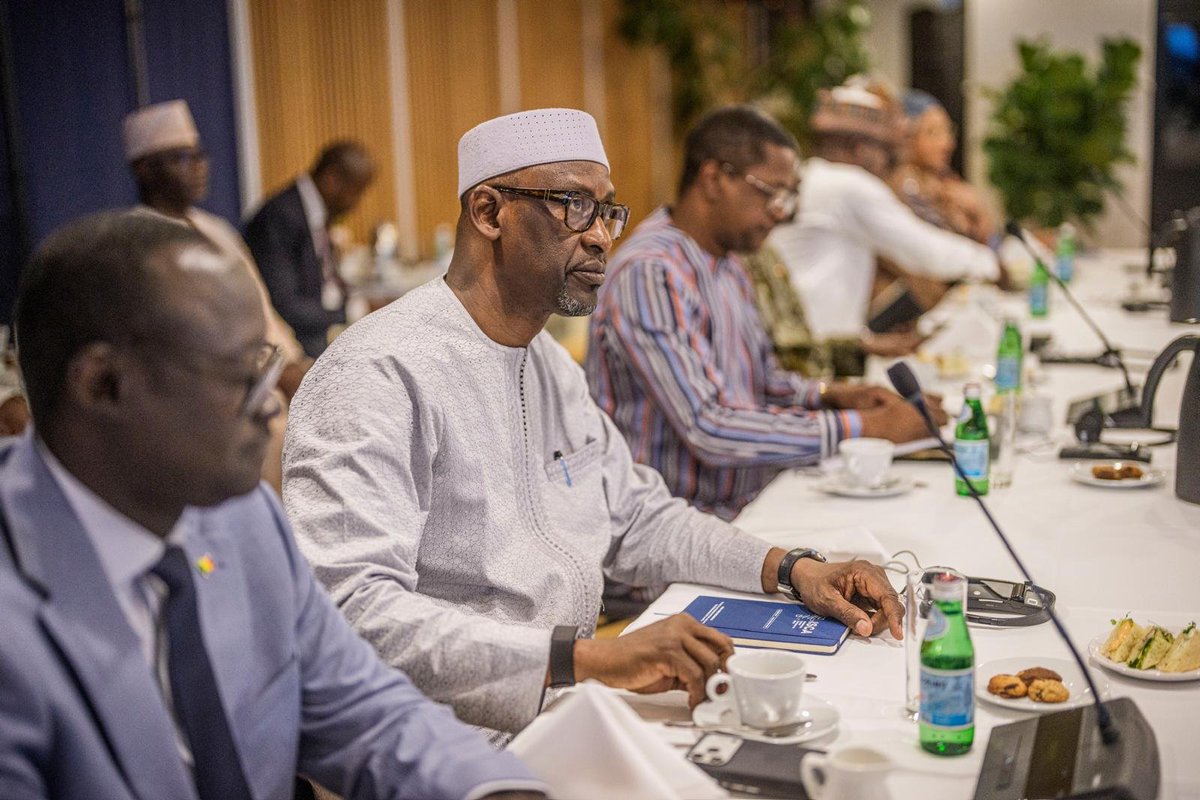 MaliMaeci's tweet photo. La Confédération des États du Sahel au cœur de la diplomatie multilatérale à New York.

En marge de la 81ème session de l’Assemblée générale des Nations Unies, les Ministres des Affaires étrangères de la Confédération AES ont tenu, le mardi 22 septembre 2026, une séance de travail avec leurs homologues de l’Allemagne, de l’Italie et de la Suisse.
 
Les échanges directs, francs et cordiaux ont, entre autres, porté sur l’importance de maintenir un dialogue politique ; la globalité de la menace terroriste ; la nécessité de tenir compte des attentes des populations sahéliennes et des priorités des gouvernements des pays de l’AES, ainsi que les perspectives de renforcement de la coopération économique, commerciale, industrielle entre la Confédération AES et les pays européens concernés. 

Cette rencontre a constitué un cadre de dialogue politique de haut niveau entre la Confédération AES et des partenaires européens, illustrant ainsi la disponibilité de la Confédération AES à nouer et renforcer des partenariats sur des bases sincères, mutuellement respectueuses, dans le cadre d’une coopération gagnant – gagnant. 

Les Ministres ont conclu en réaffirmant leur volonté de pérenniser ce dialogue politique dans un schéma de partenariat d'égal à égal et non de maintien de relations de dépendance. 

Bureau de l’Information et de la Presse/MAECI