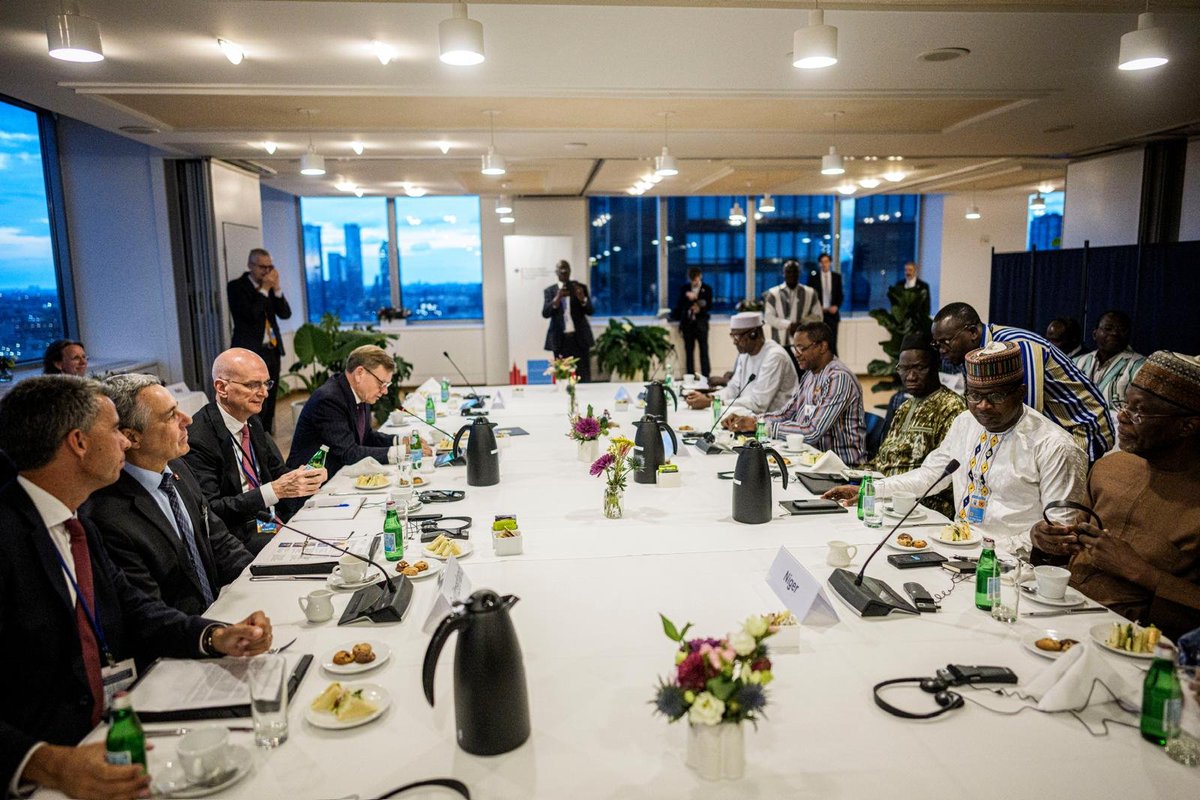 MaliMaeci's tweet photo. La Confédération des États du Sahel au cœur de la diplomatie multilatérale à New York.

En marge de la 81ème session de l’Assemblée générale des Nations Unies, les Ministres des Affaires étrangères de la Confédération AES ont tenu, le mardi 22 septembre 2026, une séance de travail avec leurs homologues de l’Allemagne, de l’Italie et de la Suisse.
 
Les échanges directs, francs et cordiaux ont, entre autres, porté sur l’importance de maintenir un dialogue politique ; la globalité de la menace terroriste ; la nécessité de tenir compte des attentes des populations sahéliennes et des priorités des gouvernements des pays de l’AES, ainsi que les perspectives de renforcement de la coopération économique, commerciale, industrielle entre la Confédération AES et les pays européens concernés. 

Cette rencontre a constitué un cadre de dialogue politique de haut niveau entre la Confédération AES et des partenaires européens, illustrant ainsi la disponibilité de la Confédération AES à nouer et renforcer des partenariats sur des bases sincères, mutuellement respectueuses, dans le cadre d’une coopération gagnant – gagnant. 

Les Ministres ont conclu en réaffirmant leur volonté de pérenniser ce dialogue politique dans un schéma de partenariat d'égal à égal et non de maintien de relations de dépendance. 

Bureau de l’Information et de la Presse/MAECI