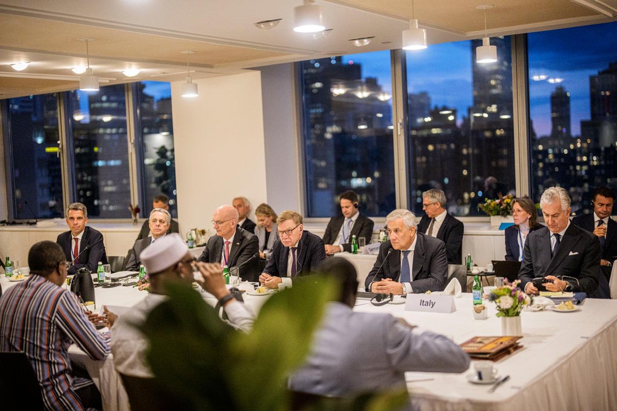 MaliMaeci's tweet photo. La Confédération des États du Sahel au cœur de la diplomatie multilatérale à New York.

En marge de la 81ème session de l’Assemblée générale des Nations Unies, les Ministres des Affaires étrangères de la Confédération AES ont tenu, le mardi 22 septembre 2026, une séance de travail avec leurs homologues de l’Allemagne, de l’Italie et de la Suisse.
 
Les échanges directs, francs et cordiaux ont, entre autres, porté sur l’importance de maintenir un dialogue politique ; la globalité de la menace terroriste ; la nécessité de tenir compte des attentes des populations sahéliennes et des priorités des gouvernements des pays de l’AES, ainsi que les perspectives de renforcement de la coopération économique, commerciale, industrielle entre la Confédération AES et les pays européens concernés. 

Cette rencontre a constitué un cadre de dialogue politique de haut niveau entre la Confédération AES et des partenaires européens, illustrant ainsi la disponibilité de la Confédération AES à nouer et renforcer des partenariats sur des bases sincères, mutuellement respectueuses, dans le cadre d’une coopération gagnant – gagnant. 

Les Ministres ont conclu en réaffirmant leur volonté de pérenniser ce dialogue politique dans un schéma de partenariat d'égal à égal et non de maintien de relations de dépendance. 

Bureau de l’Information et de la Presse/MAECI