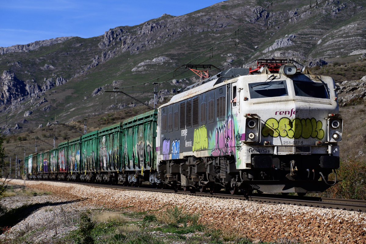 C_JH18's tweet photo. スペインEF66ことrenfe251
風景映えする被写体で、撮っていて楽しかったです。 https://t.co/qpSwtsEVVh