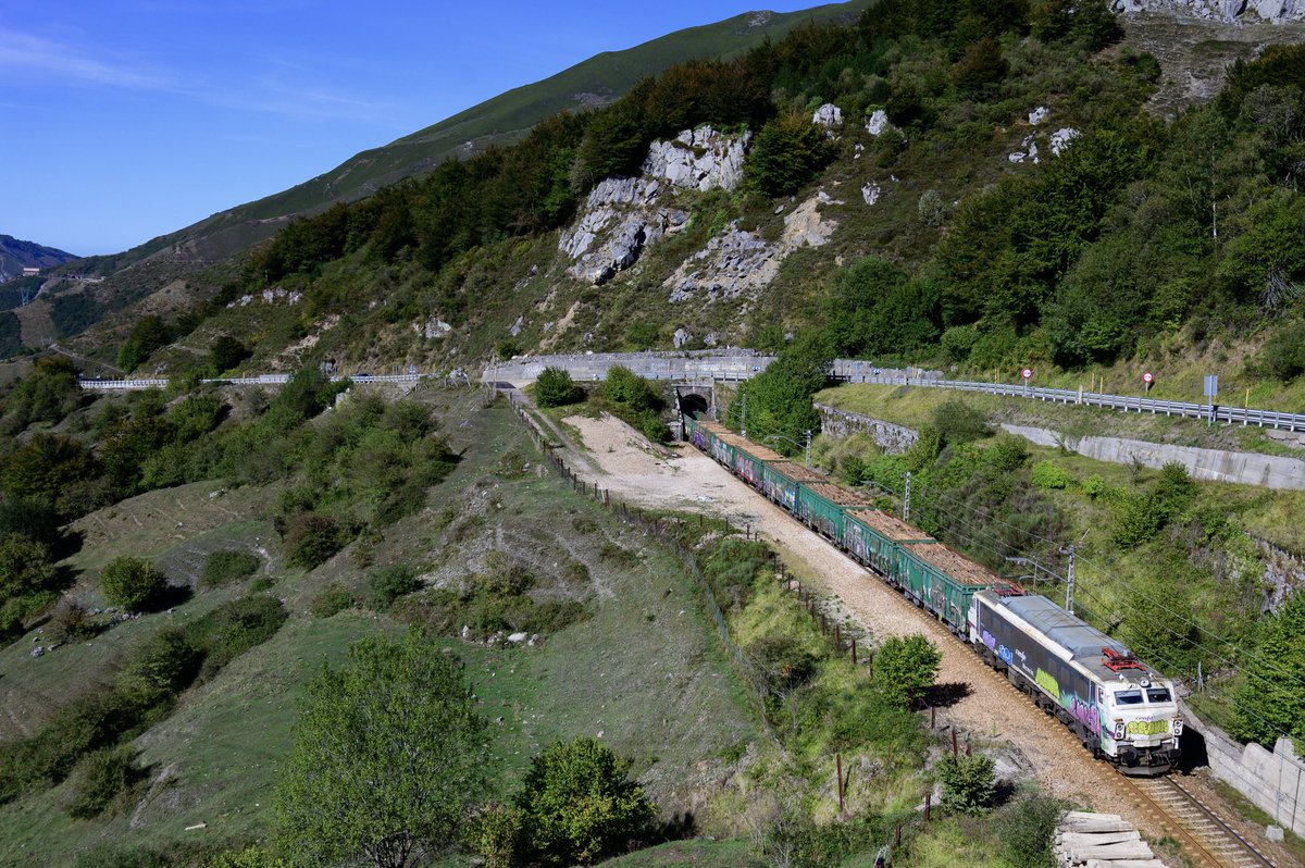 C_JH18's tweet photo. スペインEF66ことrenfe251
風景映えする被写体で、撮っていて楽しかったです。 https://t.co/qpSwtsEVVh