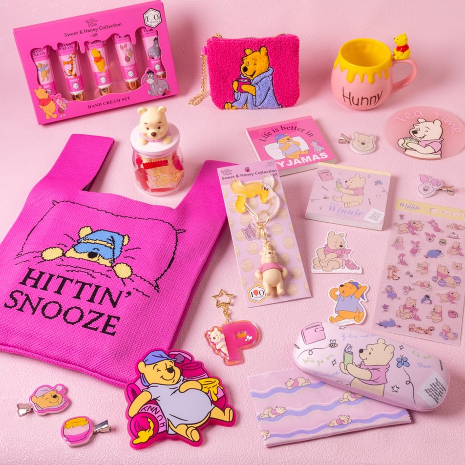 disney_shopping's tweet photo. 🩷ニットバッグ
💛ハンドクリームギフトセット
💙フィギュア付きマグ
❤クリアシール　など
⠀
全国のロフト店舗およびロフトネットストアで販売中
※店舗により取扱商品、規模は異なります
⠀
▼詳細はこちら
https://t.co/rjKs6i1o2z（ロフトネットストア）
⠀
#くまのプーさん原作100周年 https://t.co/TF9fksiVBX