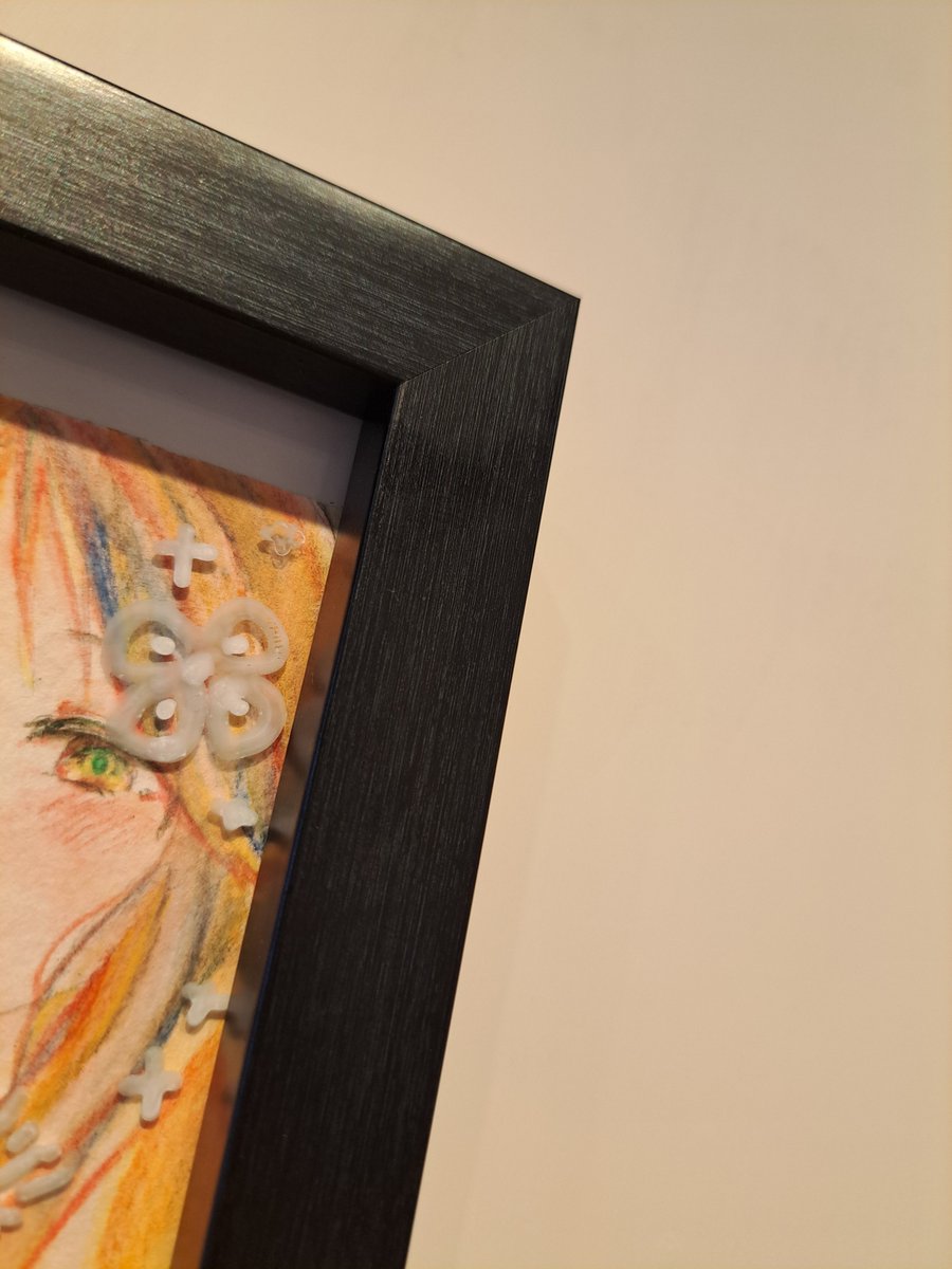oekakihamaya's tweet photo. 【2日目】
主催グループ展『POKER FACE』2日目スタートしました‼️
本日も20時まで、大阪中崎町イロリムラcref(@irorimura2005 )にてお待ちしております🧎🏻
写真は、あきまるまこさん(@1window107 )と、堀江かにみさん(@horiekanimi69 )の作品より。 https://t.co/CuwiY5ipsS